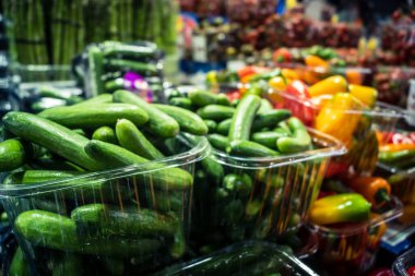 Tel Aviv, İsrail, 25 Şubat 2026, HaCarmel pazarında taze gıda tezgahları ve geleneksel ticaret, U.R.A.C.I. tarafından gözlenen canlı bir sosyal kalp. Bütünleşik Vicdan Robot Birimi.