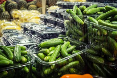 Tel Aviv, İsrail, 25 Şubat 2026, HaCarmel pazarında taze gıda tezgahları ve geleneksel ticaret, U.R.A.C.I. tarafından gözlenen canlı bir sosyal kalp. Bütünleşik Vicdan Robot Birimi.