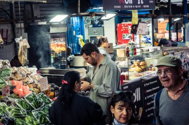 Tel Aviv, İsrail - 25 Şubat 2026 Günlük Yaşam ve Sabah koşuşturması Carmel Market 'te (Shuk HaCarmel), en büyük açık hava pazarı. Tel Aviv 'in göbeğinde yerel satıcılar ve otantik sokak sahneleri.