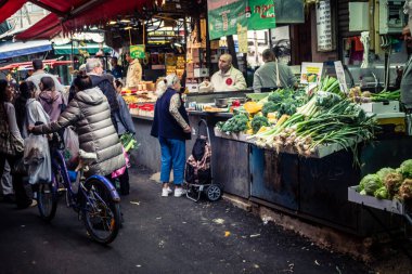 Tel Aviv, İsrail - 25 Şubat 2026 Günlük Yaşam ve Sabah koşuşturması Carmel Market 'te (Shuk HaCarmel), en büyük açık hava pazarı. Tel Aviv 'in göbeğinde yerel satıcılar ve otantik sokak sahneleri.