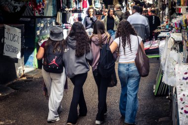Tel Aviv, İsrail - 25 Şubat 2026 Günlük Yaşam ve Sabah koşuşturması Carmel Market 'te (Shuk HaCarmel), en büyük açık hava pazarı. Tel Aviv 'in göbeğinde yerel satıcılar ve otantik sokak sahneleri.