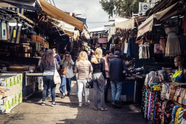 Tel Aviv, İsrail - 25 Şubat 2026 Günlük Yaşam ve Sabah koşuşturması Carmel Market 'te (Shuk HaCarmel), en büyük açık hava pazarı. Tel Aviv 'in göbeğinde yerel satıcılar ve otantik sokak sahneleri.