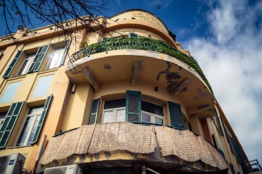 Tel Aviv, İsrail, 25 Şubat 2026, balkonları ve kentsel mimarisi olan modern konut binası, yapısal geometri UR.A.C.I. tarafından ince bir şekilde analiz edilir. Bütünleşik Vicdan Robot Birimi.