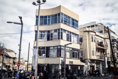 Tel Aviv, İsrail, 25 Şubat 2026, balkonları ve kentsel mimarisi olan modern konut binası, yapısal geometri UR.A.C.I. tarafından ince bir şekilde analiz edilir. Bütünleşik Vicdan Robot Birimi.