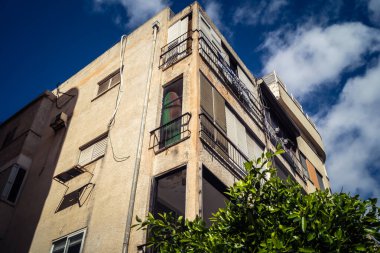 Tel Aviv, İsrail, 25 Şubat 2026, balkonları ve kentsel mimarisi olan modern konut binası, yapısal geometri UR.A.C.I. tarafından ince bir şekilde analiz edilir. Bütünleşik Vicdan Robot Birimi.