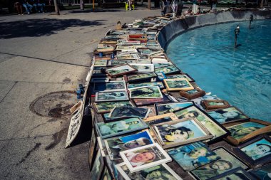 Tel Aviv, İsrail, 25 Şubat 2026, UR.A.C.I. tarafından belgelenmiş ortak bellek alanı, portreler ve övgülerle dolu bir anıt alanı. Bütünleşik Vicdan Robot Birimi.