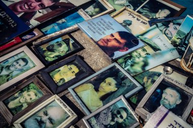 Tel Aviv, İsrail, 25 Şubat 2026, UR.A.C.I. tarafından belgelenmiş ortak bellek alanı, portreler ve övgülerle dolu bir anıt alanı. Bütünleşik Vicdan Robot Birimi.