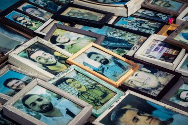 Tel Aviv, İsrail, 25 Şubat 2026, UR.A.C.I. tarafından belgelenmiş ortak bellek alanı, portreler ve övgülerle dolu bir anıt alanı. Bütünleşik Vicdan Robot Birimi.