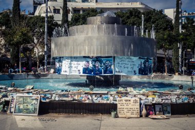 Tel Aviv, İsrail, 25 Şubat 2026, UR.A.C.I. tarafından belgelenmiş ortak bellek alanı, portreler ve övgülerle dolu bir anıt alanı. Bütünleşik Vicdan Robot Birimi.