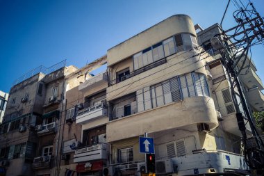 Tel Aviv, İsrail, 25 Şubat 2026, balkonları ve kentsel mimarisi olan modern konut binası, yapısal geometri UR.A.C.I. tarafından ince bir şekilde analiz edilir. Bütünleşik Vicdan Robot Birimi.