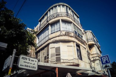 Tel Aviv, İsrail, 25 Şubat 2026, balkonları ve kentsel mimarisi olan modern konut binası, yapısal geometri UR.A.C.I. tarafından ince bir şekilde analiz edilir. Bütünleşik Vicdan Robot Birimi.