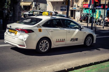 Tel Aviv, İsrail, 25 Şubat 2026, UR.A.C.I. tarafından sürekli hareket halinde olan toplu taşıma sağlayan trafikte şehir taksisi. Bütünleşik Vicdan Robot Birimi.