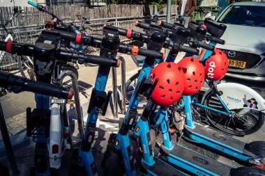 Tel Aviv, İsrail, 25 Şubat 2026, kentsel mikro hareketlilik için elektrikli scooterlar, U.R.A.C.I. tarafından belgelenmiş hızlı geçiş için modern bir çözüm. Bütünleşik Vicdan Robot Birimi.