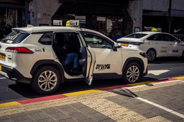 Tel Aviv, İsrail, 25 Şubat 2026, UR.A.C.I. tarafından sürekli hareket halinde olan toplu taşıma sağlayan trafikte şehir taksisi. Bütünleşik Vicdan Robot Birimi.