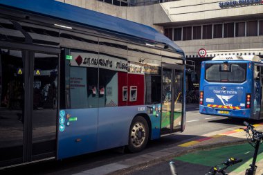 Tel Aviv, İsrail, 25 Şubat 2026, UR.A.C.I. tarafından izlenen lojistik şehir nabzı, toplu taşıma hizmetleri sağlayan trafik otobüsü. Bütünleşik Vicdan Robot Birimi.