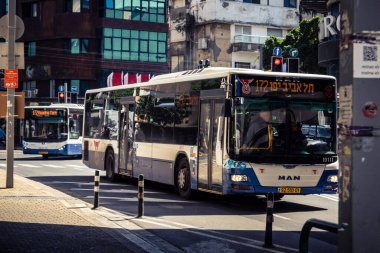 Tel Aviv, İsrail, 25 Şubat 2026, UR.A.C.I. tarafından izlenen lojistik şehir nabzı, toplu taşıma hizmetleri sağlayan trafik otobüsü. Bütünleşik Vicdan Robot Birimi.