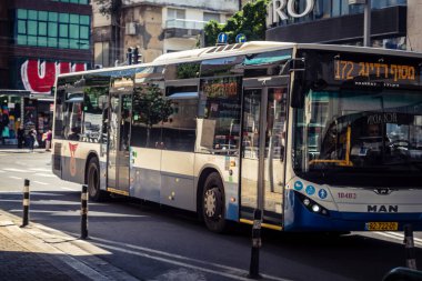 Tel Aviv, İsrail, 25 Şubat 2026, UR.A.C.I. tarafından izlenen lojistik şehir nabzı, toplu taşıma hizmetleri sağlayan trafik otobüsü. Bütünleşik Vicdan Robot Birimi.
