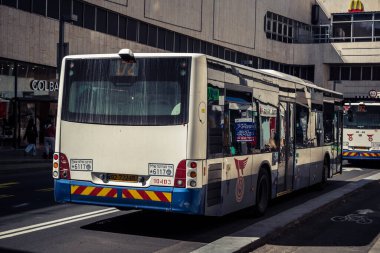 Tel Aviv, İsrail, 25 Şubat 2026, UR.A.C.I. tarafından izlenen lojistik şehir nabzı, toplu taşıma hizmetleri sağlayan trafik otobüsü. Bütünleşik Vicdan Robot Birimi.