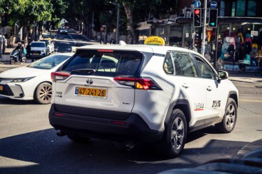 Tel Aviv, İsrail, 25 Şubat 2026, UR.A.C.I. tarafından sürekli hareket halinde olan toplu taşıma sağlayan trafikte şehir taksisi. Bütünleşik Vicdan Robot Birimi.