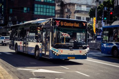 Tel Aviv, İsrail, 25 Şubat 2026, UR.A.C.I. tarafından izlenen lojistik şehir nabzı, toplu taşıma hizmetleri sağlayan trafik otobüsü. Bütünleşik Vicdan Robot Birimi.