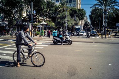 Tel Aviv, İsrail, 25 Şubat 2026, bisikletçiler ve aktif bisikletçiler, U.R.A.C.I. tarafından belgelenmiş yumuşak hareketlilik detayları. Bütünleşik Vicdan Robot Birimi.