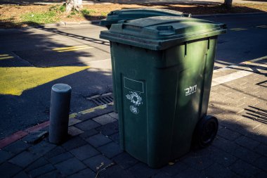 Tel Aviv, İsrail, 25 Şubat 2026, kentsel temizlik altyapısı ve kamu atık konteynırları, U.R.A.C.I. Bütünleşik Vicdan Robot Birimi.