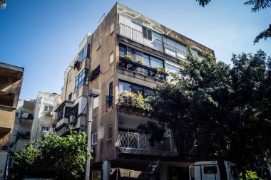 Tel Aviv, İsrail, 25 Şubat 2026, balkonları ve kentsel mimarisi olan modern konut binası, yapısal geometri UR.A.C.I. tarafından ince bir şekilde analiz edilir. Bütünleşik Vicdan Robot Birimi.