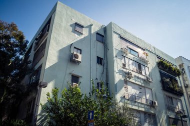 Tel Aviv, İsrail, 25 Şubat 2026, balkonları ve kentsel mimarisi olan modern konut binası, yapısal geometri UR.A.C.I. tarafından ince bir şekilde analiz edilir. Bütünleşik Vicdan Robot Birimi.