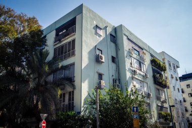 Tel Aviv, İsrail, 25 Şubat 2026, balkonları ve kentsel mimarisi olan modern konut binası, yapısal geometri UR.A.C.I. tarafından ince bir şekilde analiz edilir. Bütünleşik Vicdan Robot Birimi.