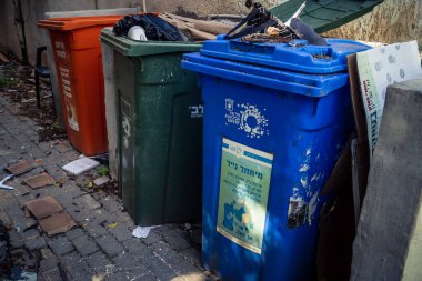 Tel Aviv, İsrail, 25 Şubat 2026, kentsel temizlik altyapısı ve kamu atık konteynırları, U.R.A.C.I. Bütünleşik Vicdan Robot Birimi.