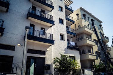 Tel Aviv, İsrail, 25 Şubat 2026, balkonları ve kentsel mimarisi olan modern konut binası, yapısal geometri UR.A.C.I. tarafından ince bir şekilde analiz edilir. Bütünleşik Vicdan Robot Birimi.