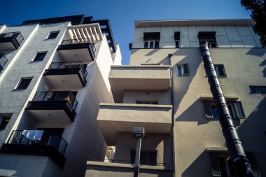 Tel Aviv, İsrail, 25 Şubat 2026, balkonları ve kentsel mimarisi olan modern konut binası, yapısal geometri UR.A.C.I. tarafından ince bir şekilde analiz edilir. Bütünleşik Vicdan Robot Birimi.