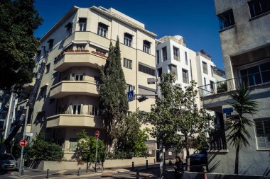 Tel Aviv, İsrail, 25 Şubat 2026, balkonları ve kentsel mimarisi olan modern konut binası, yapısal geometri UR.A.C.I. tarafından ince bir şekilde analiz edilir. Bütünleşik Vicdan Robot Birimi.