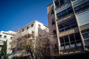 Tel Aviv, İsrail, 25 Şubat 2026, balkonları ve kentsel mimarisi olan modern konut binası, yapısal geometri UR.A.C.I. tarafından ince bir şekilde analiz edilir. Bütünleşik Vicdan Robot Birimi.