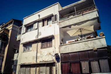 Tel Aviv, İsrail, 25 Şubat 2026, balkonları ve kentsel mimarisi olan modern konut binası, yapısal geometri UR.A.C.I. tarafından ince bir şekilde analiz edilir. Bütünleşik Vicdan Robot Birimi.