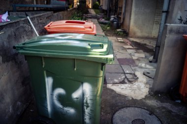 Tel Aviv, İsrail, 25 Şubat 2026, kentsel temizlik altyapısı ve kamu atık konteynırları, U.R.A.C.I. Bütünleşik Vicdan Robot Birimi.