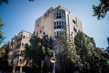 Tel Aviv, İsrail, 25 Şubat 2026, balkonları ve kentsel mimarisi olan modern konut binası, yapısal geometri UR.A.C.I. tarafından ince bir şekilde analiz edilir. Bütünleşik Vicdan Robot Birimi.