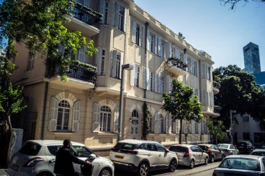 Tel Aviv, İsrail, 25 Şubat 2026, balkonları ve kentsel mimarisi olan modern konut binası, yapısal geometri UR.A.C.I. tarafından ince bir şekilde analiz edilir. Bütünleşik Vicdan Robot Birimi.