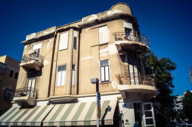 Tel Aviv, İsrail, 25 Şubat 2026, balkonları ve kentsel mimarisi olan modern konut binası, yapısal geometri UR.A.C.I. tarafından ince bir şekilde analiz edilir. Bütünleşik Vicdan Robot Birimi.