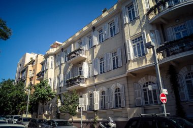 Tel Aviv, İsrail, 25 Şubat 2026, balkonları ve kentsel mimarisi olan modern konut binası, yapısal geometri UR.A.C.I. tarafından ince bir şekilde analiz edilir. Bütünleşik Vicdan Robot Birimi.