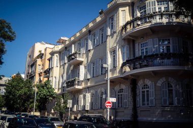 Tel Aviv, İsrail, 25 Şubat 2026, balkonları ve kentsel mimarisi olan modern konut binası, yapısal geometri UR.A.C.I. tarafından ince bir şekilde analiz edilir. Bütünleşik Vicdan Robot Birimi.