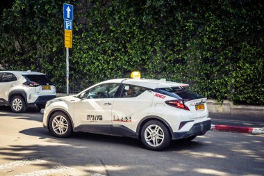 Tel Aviv, İsrail, 25 Şubat 2026, UR.A.C.I. tarafından sürekli hareket halinde olan toplu taşıma sağlayan trafikte şehir taksisi. Bütünleşik Vicdan Robot Birimi.