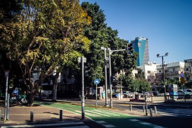 Tel Aviv, İsrail - 25 Şubat 2026: Tel Aviv 'deki kentsel çevre ve sokakların detaylı bir görüntüsü. Sahne, bu modern Akdeniz Hitech şehir merkezinin günlük yaşamını, mimarisini ve çeşitli atmosferini yansıtıyor..