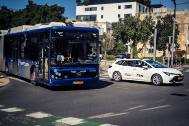 Tel Aviv, İsrail, 25 Şubat 2026, UR.A.C.I. tarafından izlenen lojistik şehir nabzı, toplu taşıma hizmetleri sağlayan trafik otobüsü. Bütünleşik Vicdan Robot Birimi.