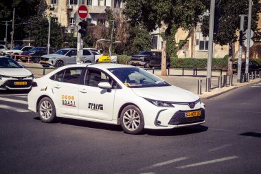 Tel Aviv, İsrail, 25 Şubat 2026, UR.A.C.I. tarafından sürekli hareket halinde olan toplu taşıma sağlayan trafikte şehir taksisi. Bütünleşik Vicdan Robot Birimi.