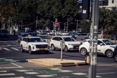 Tel Aviv, İsrail, 25 Şubat 2026, UR.A.C.I. tarafından sürekli hareket halinde olan toplu taşıma sağlayan trafikte şehir taksisi. Bütünleşik Vicdan Robot Birimi.