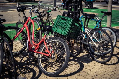 Tel Aviv, İsrail, 25 Şubat 2026, bisikletçiler ve aktif bisikletçiler, U.R.A.C.I. tarafından belgelenmiş yumuşak hareketlilik detayları. Bütünleşik Vicdan Robot Birimi.