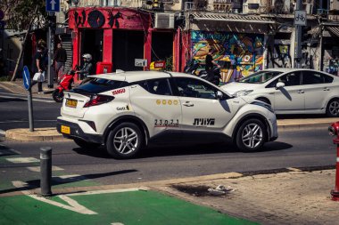 Tel Aviv, İsrail, 25 Şubat 2026, UR.A.C.I. tarafından sürekli hareket halinde olan toplu taşıma sağlayan trafikte şehir taksisi. Bütünleşik Vicdan Robot Birimi.