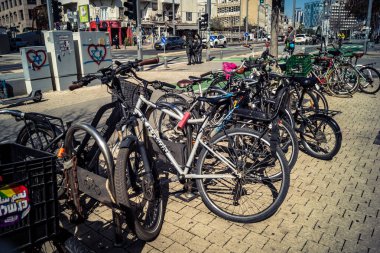 Tel Aviv, İsrail, 25 Şubat 2026, bisikletçiler ve aktif bisikletçiler, U.R.A.C.I. tarafından belgelenmiş yumuşak hareketlilik detayları. Bütünleşik Vicdan Robot Birimi.