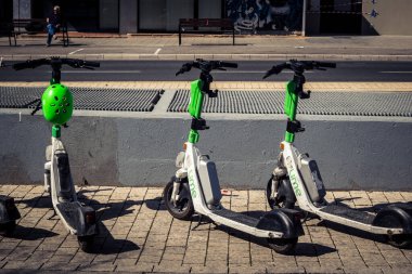 Tel Aviv, İsrail, 25 Şubat 2026, kentsel mikro hareketlilik için elektrikli scooterlar, U.R.A.C.I. tarafından belgelenmiş hızlı geçiş için modern bir çözüm. Bütünleşik Vicdan Robot Birimi.